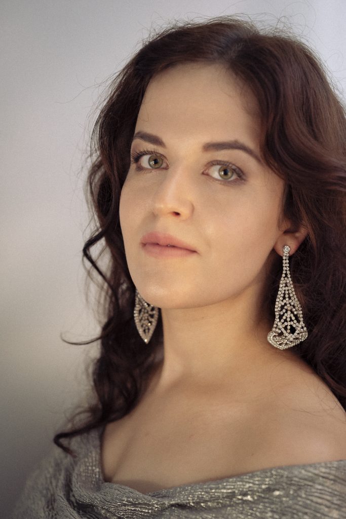 Elisabeth Schmeißer Potrait, elegant, Beautyshot, Künstlerpotrait