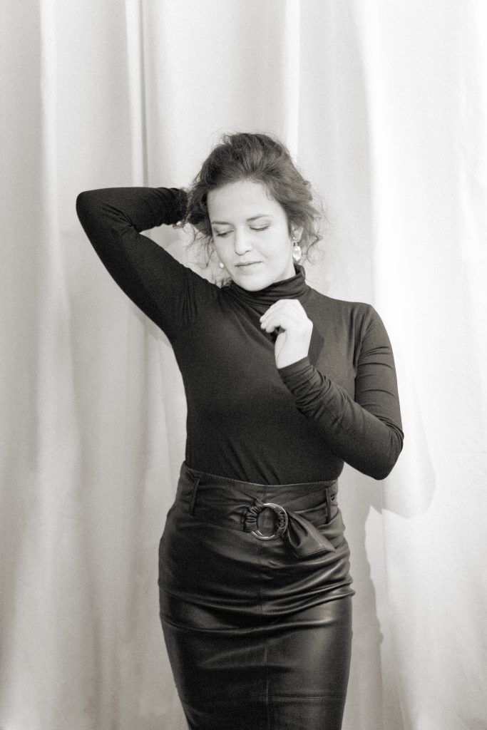 Elisabeth Schmeißer Portait 4 schwarz weiß Lederrock