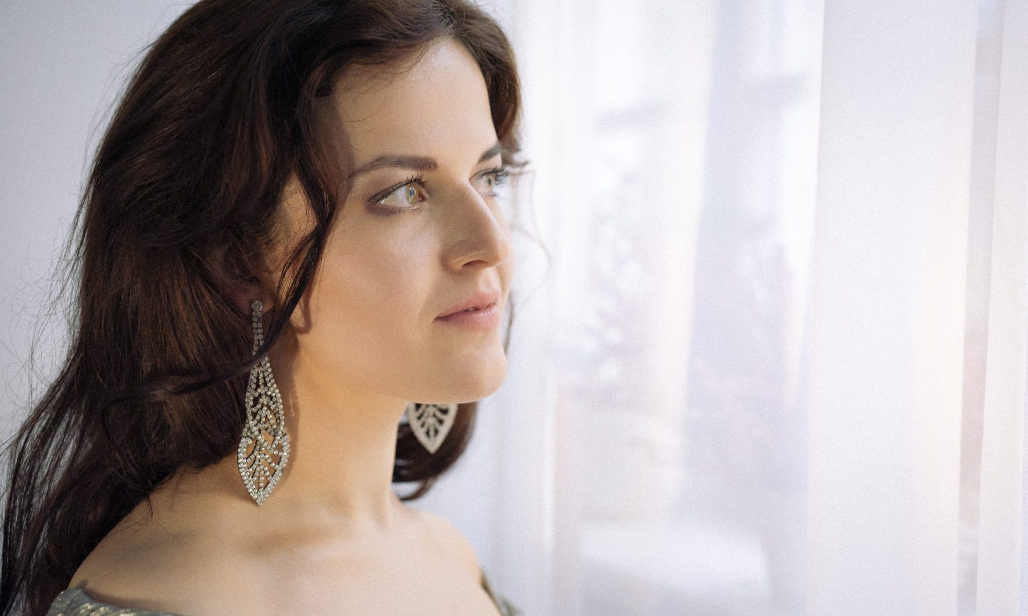 Elisabeth Schmeißer aus dem Fenster schauend, Ohrringe